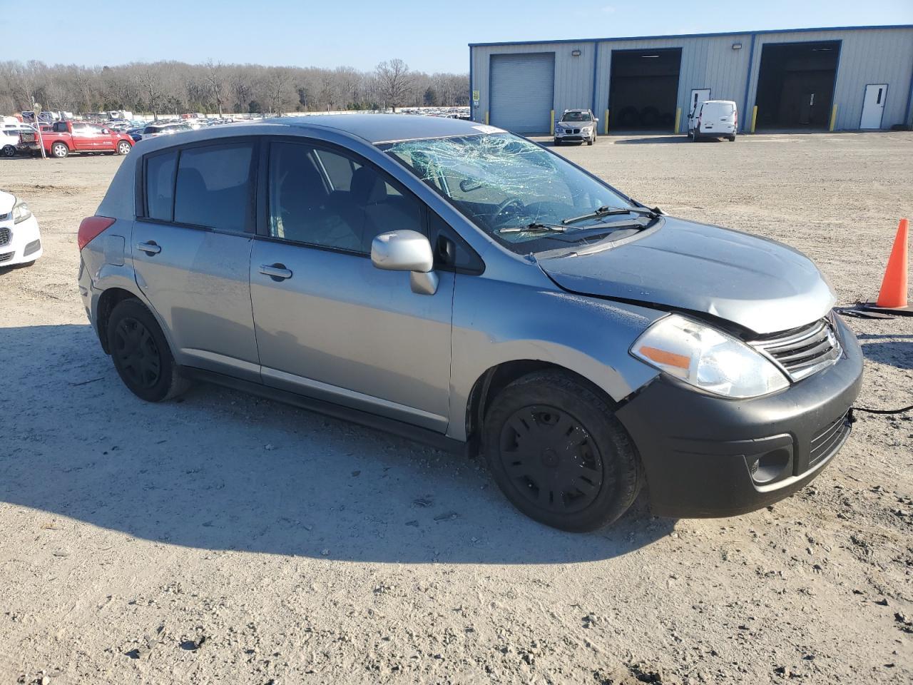 2011 Nissan Versa S - Фото 4