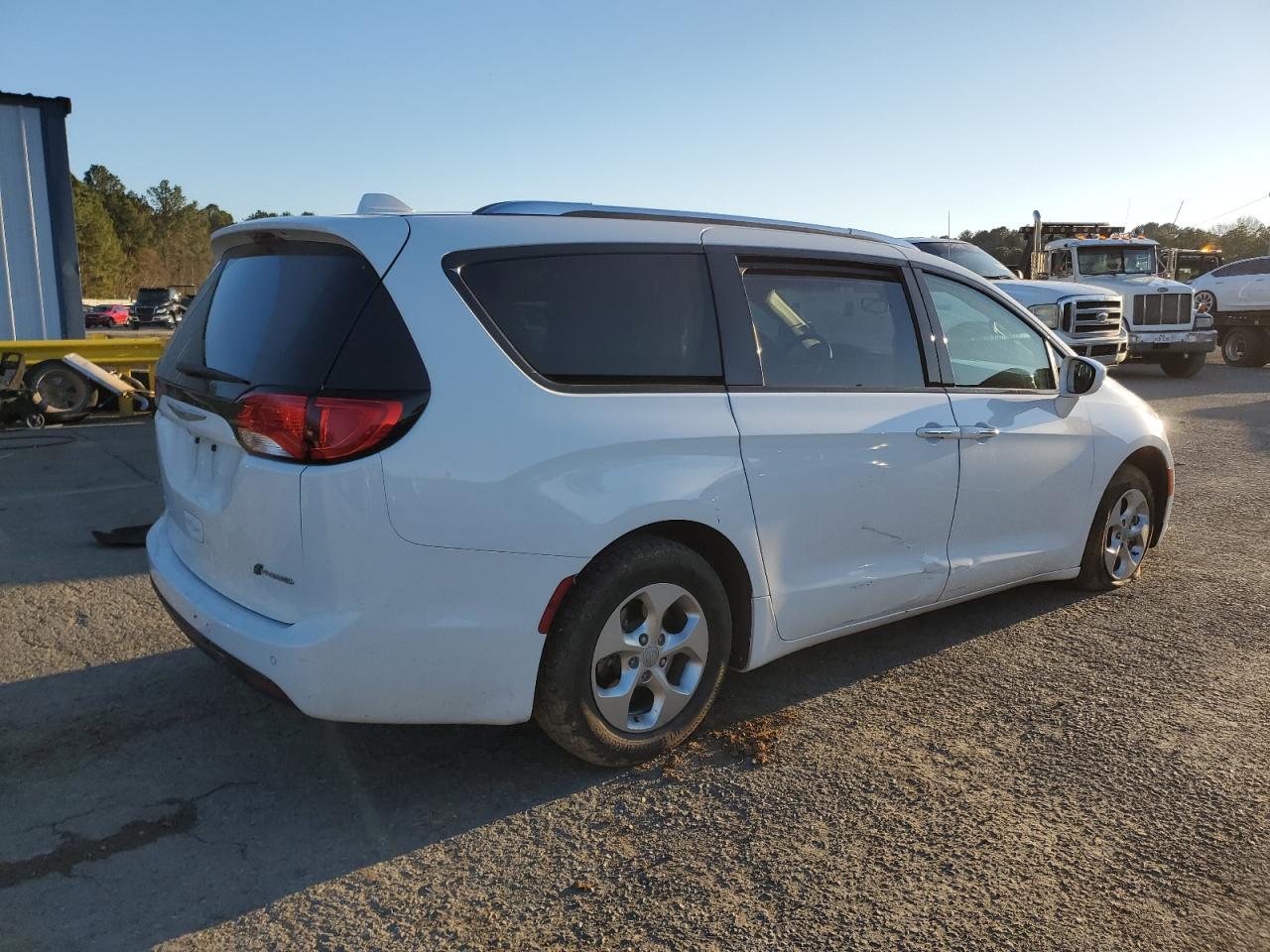 2018 Chrysler Pacifica Hybrid Touring L - Фото 3