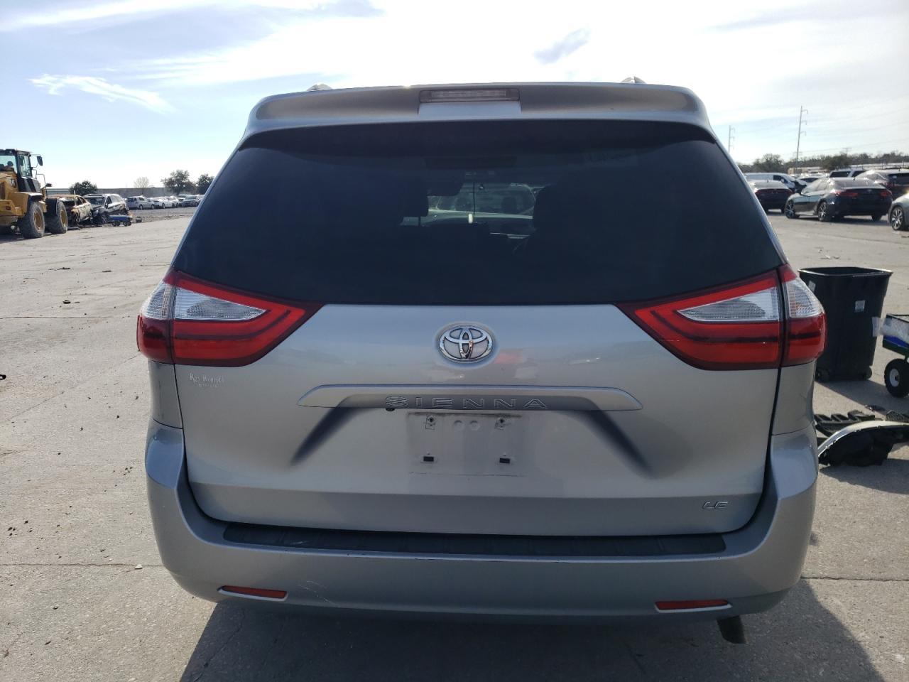 2015 Toyota Sienna Le - Image 6