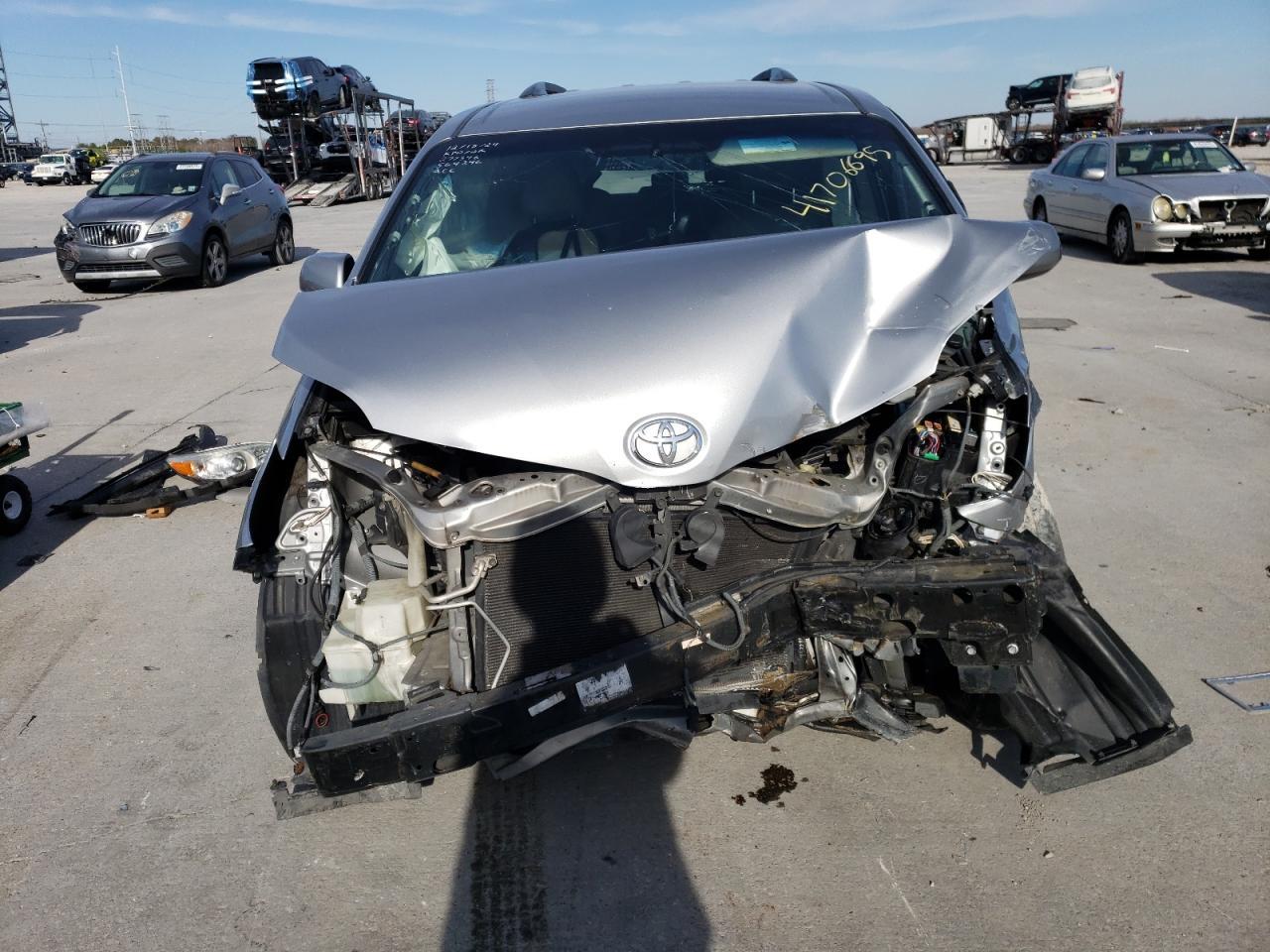 2015 Toyota Sienna Le - Image 5