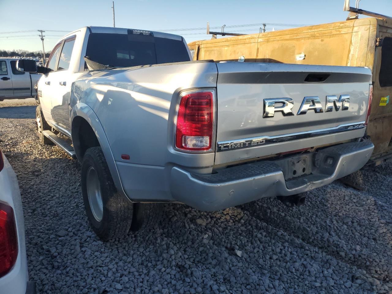 2017 Ram 3500 Longhorn - Фото 2