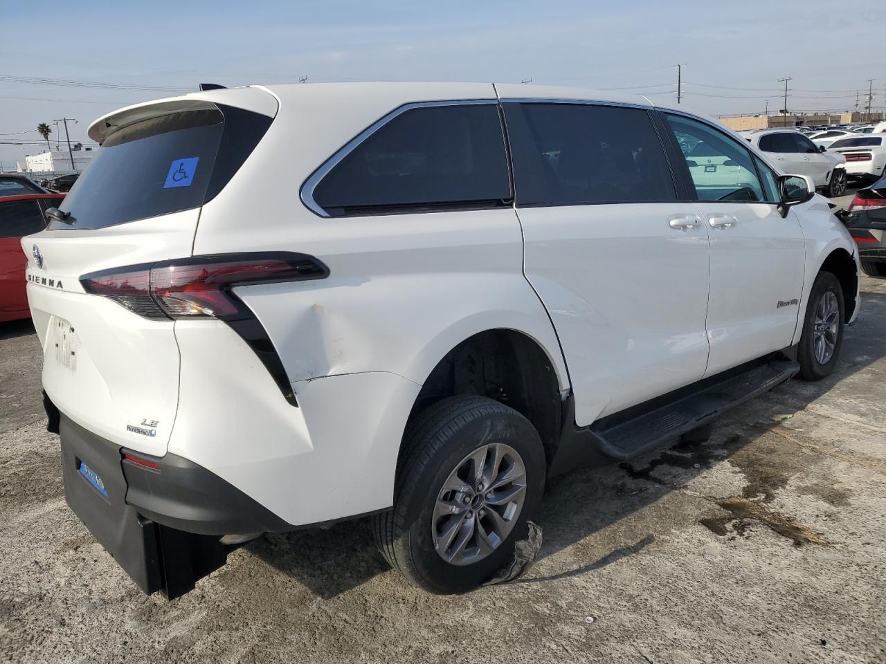 2024 Toyota Sienna Le - Фото 3