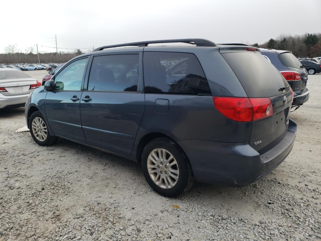 2010 Toyota Sienna Le - Фото 2