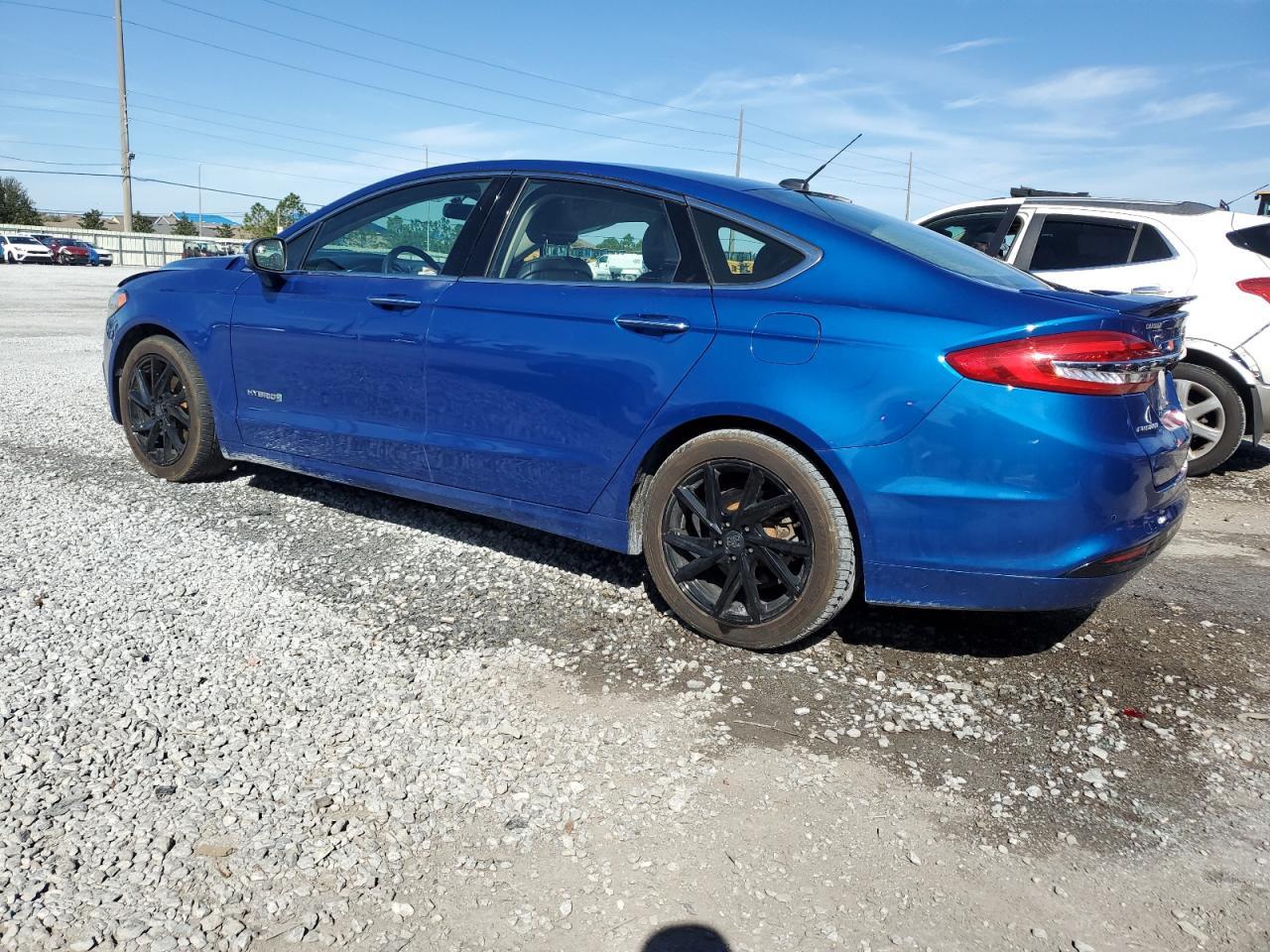 2018 Ford Fusion Titanium/Platinum Hev - Image 2