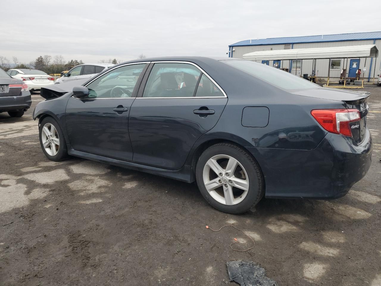 2014 Toyota Camry L - Фото 2