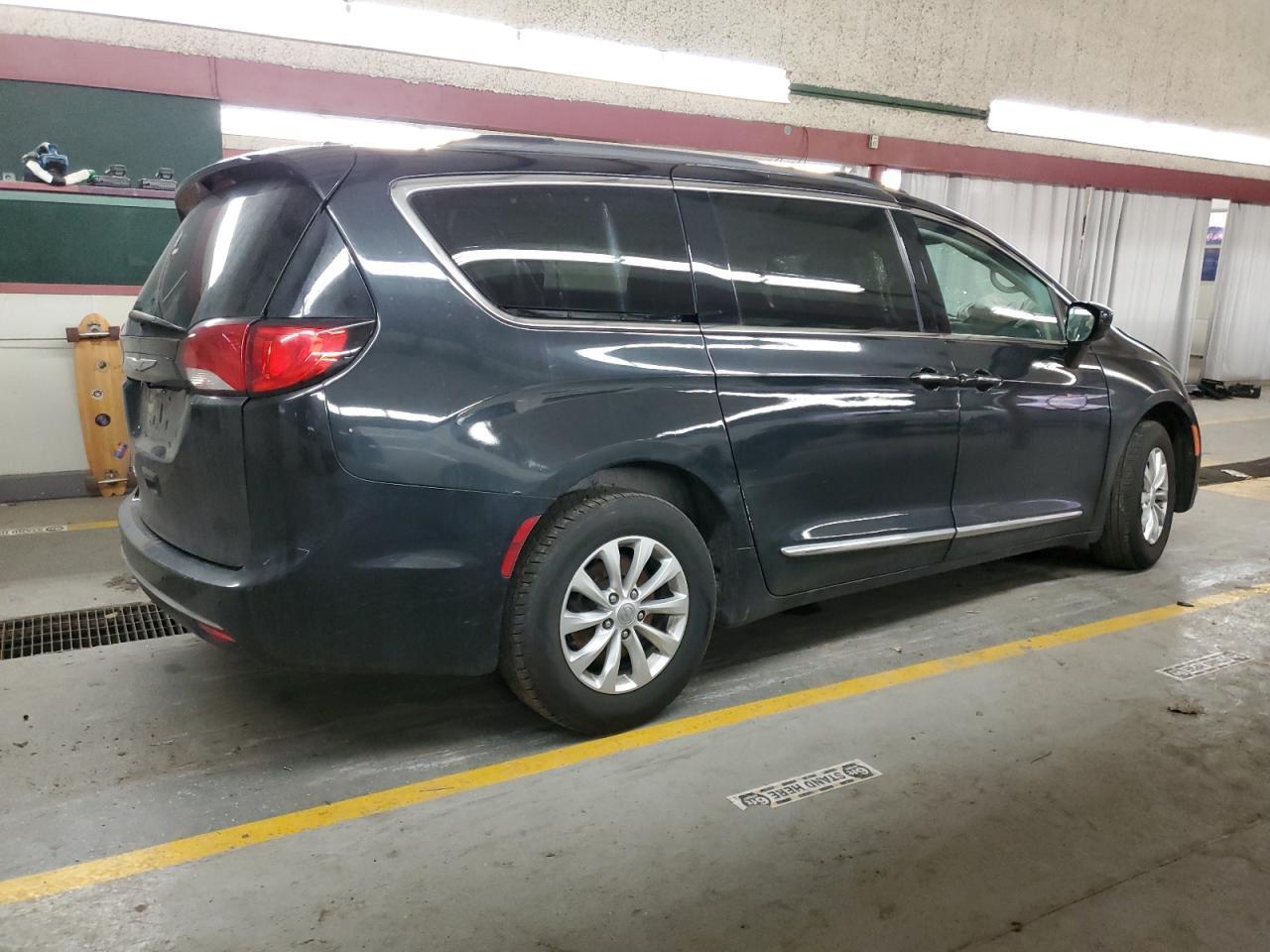 2017 Chrysler Pacifica Touring L - Фото 3