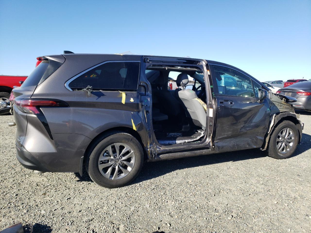 2022 Toyota Sienna Xle - Image 3