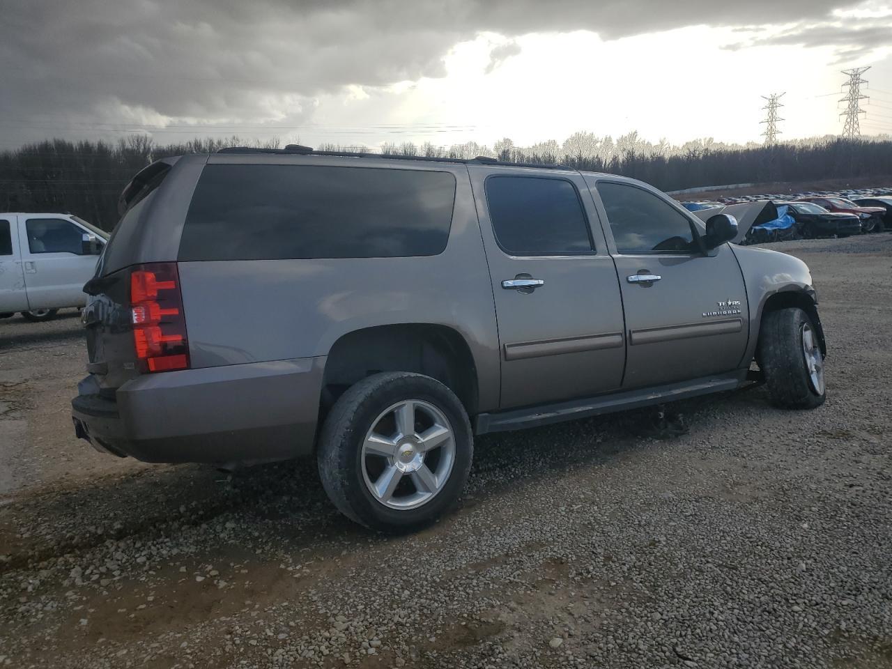 2012 Chevrolet Suburban C1500 Ls - Image 3