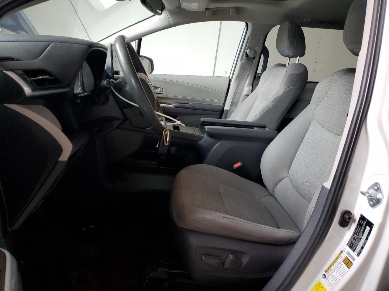 2021 Toyota Sienna Le - Image 7