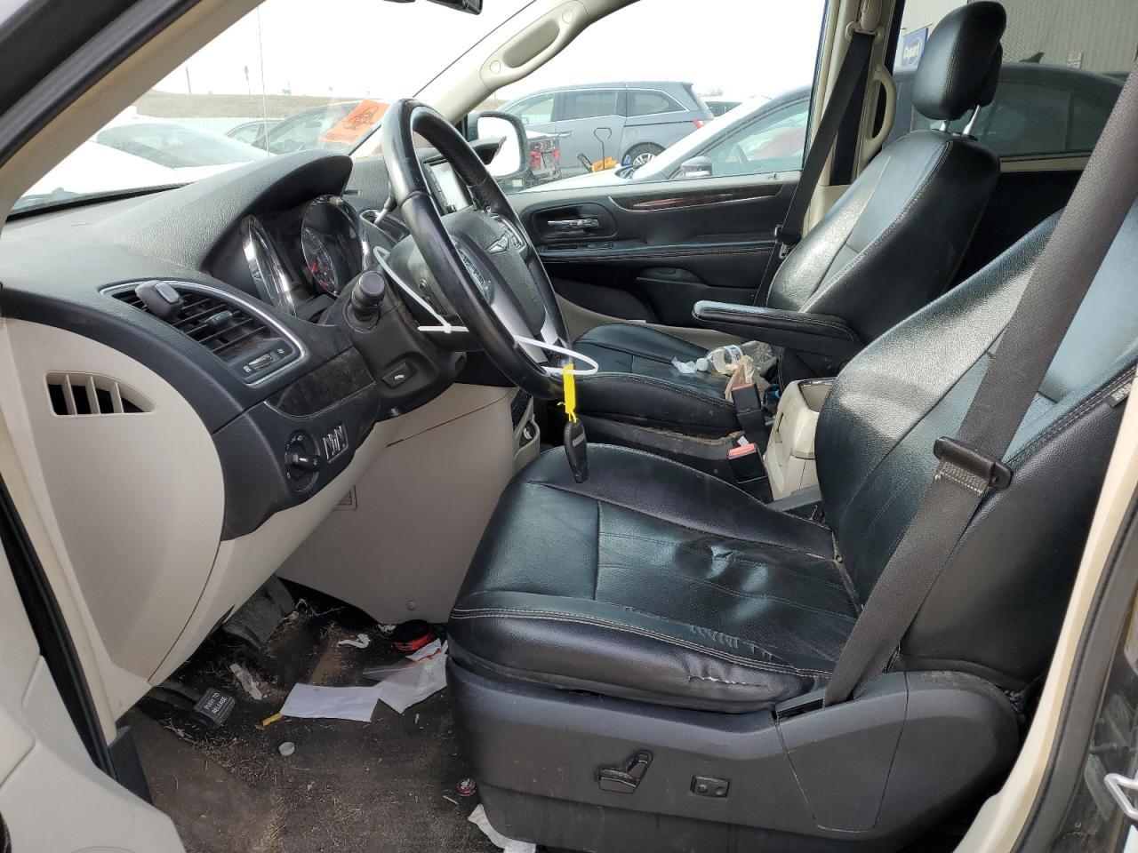 2011 Chrysler Town & Country Touring L - Image 7