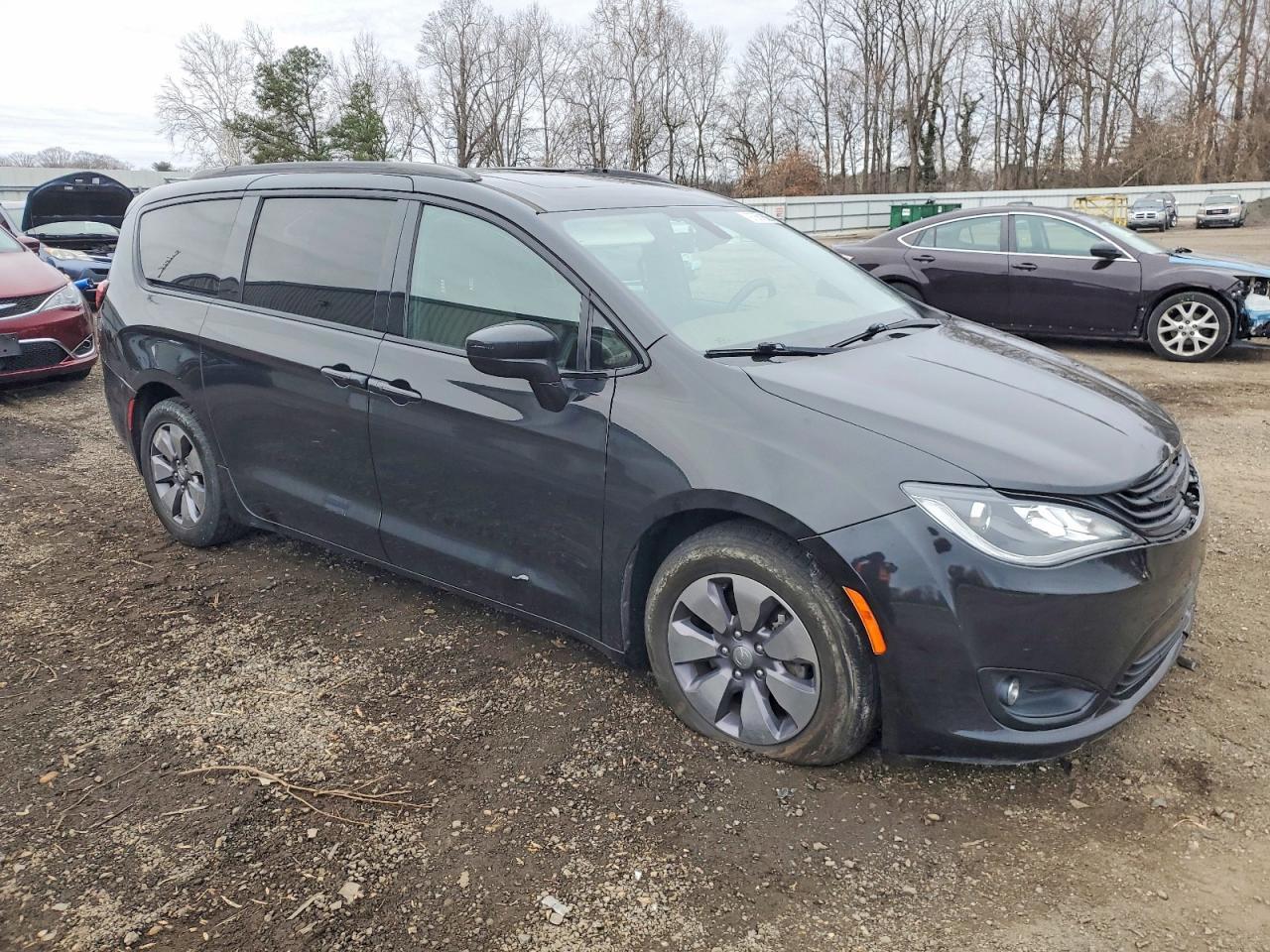 2018 Chrysler Pacifica Hybrid Limited - Image 4