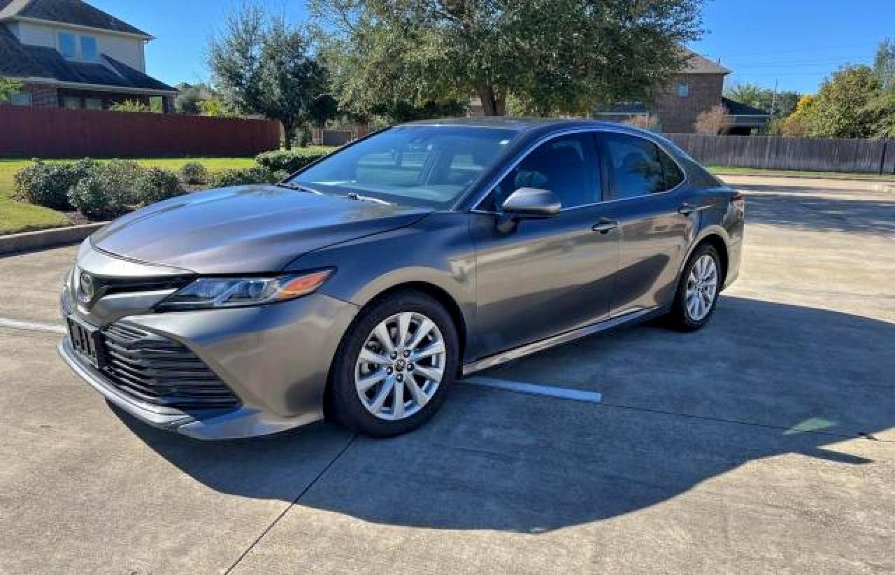2020 Toyota Camry Le - Фото 2