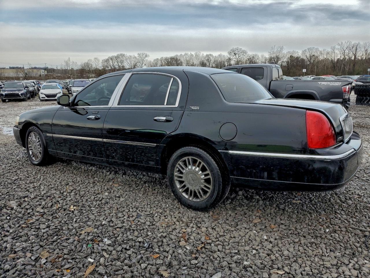 2008 Lincoln Town Car Signature Limited - Фото 2