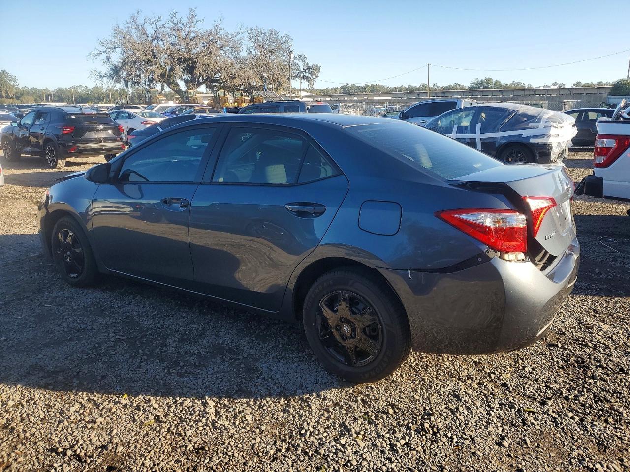 2015 Toyota Corolla L - Фото 2