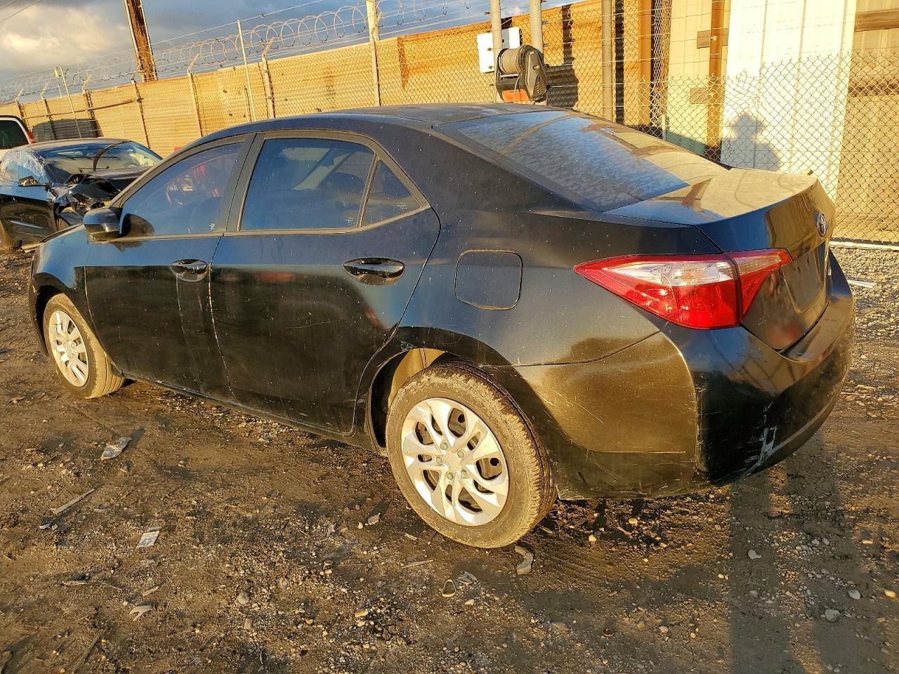 2017 Toyota Corolla Le - Фото 2