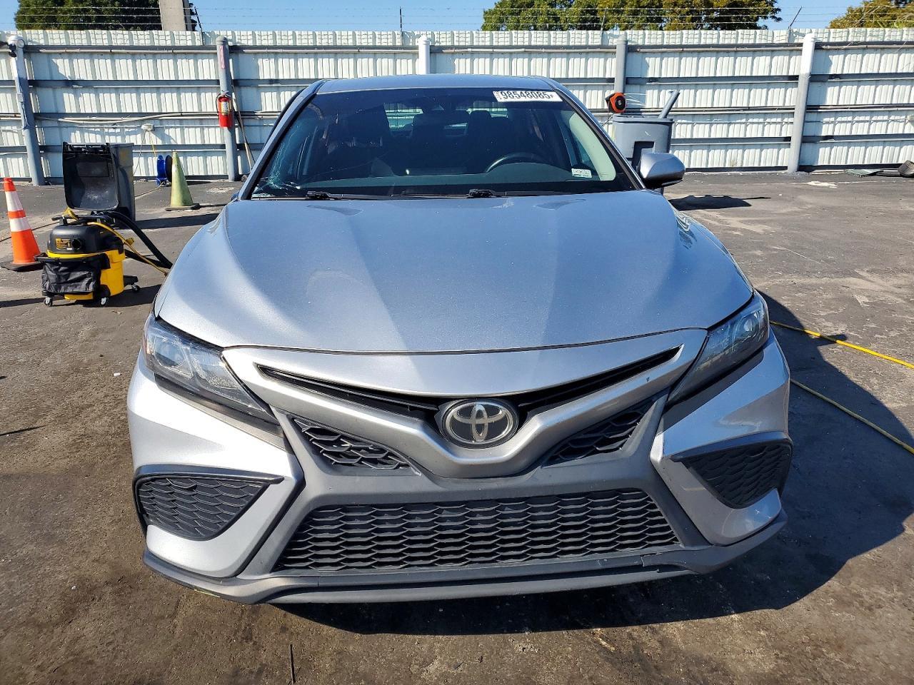 2022 Toyota Camry Se - Фото 5