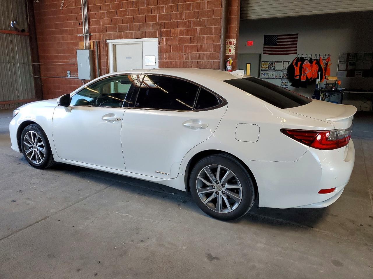 2016 Lexus Es 300H - Фото 2