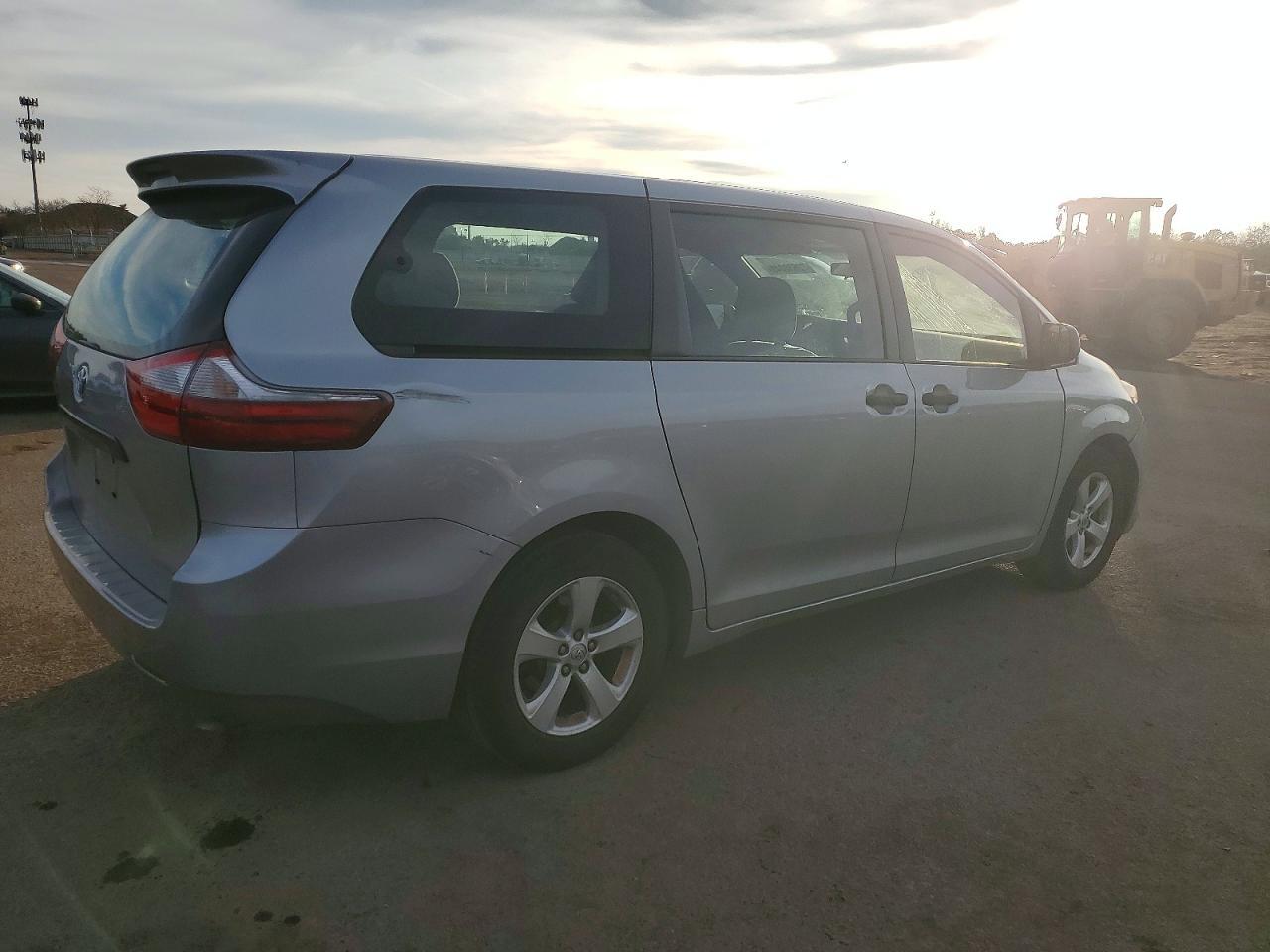 2015 Toyota Sienna - Фото 3