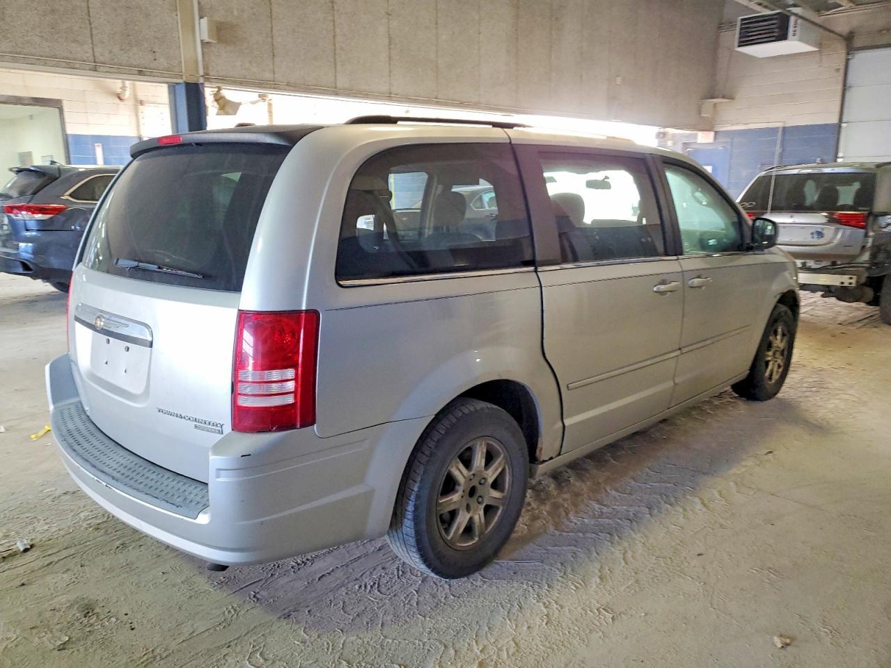 2009 Chrysler Town & Country Touring - Фото 3