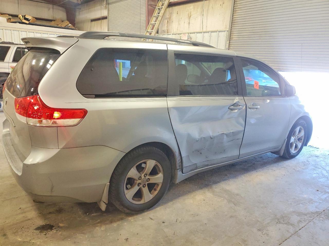 2011 Toyota Sienna Le - Фото 3