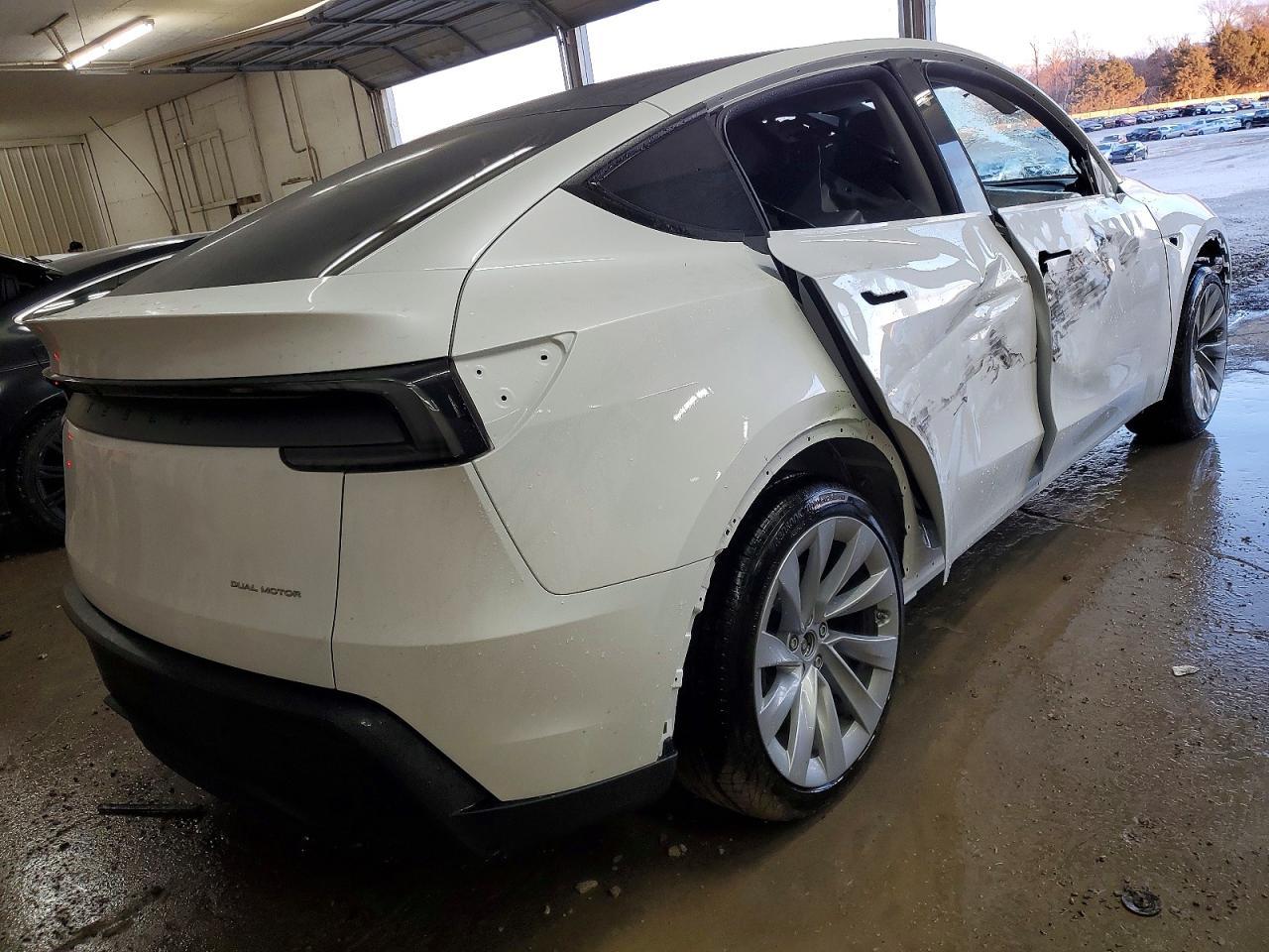 2026 Tesla Model Y - Фото 3