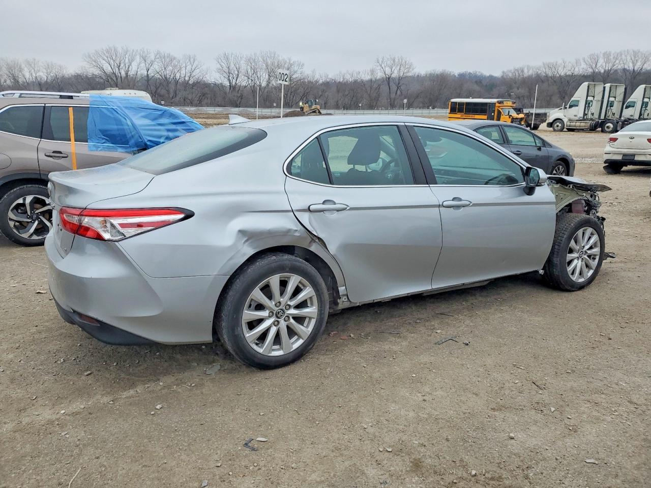 2020 Toyota Camry Le - Фото 3