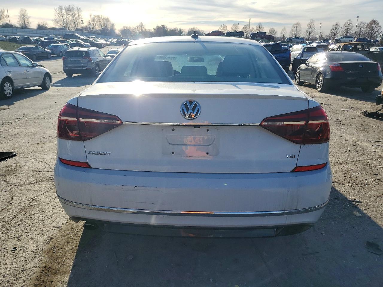 2017 Volkswagen Passat R-Line - Фото 6