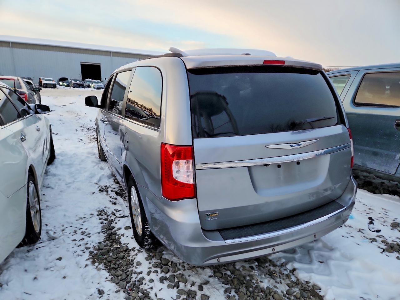 2015 Chrysler Town And C - Фото 2