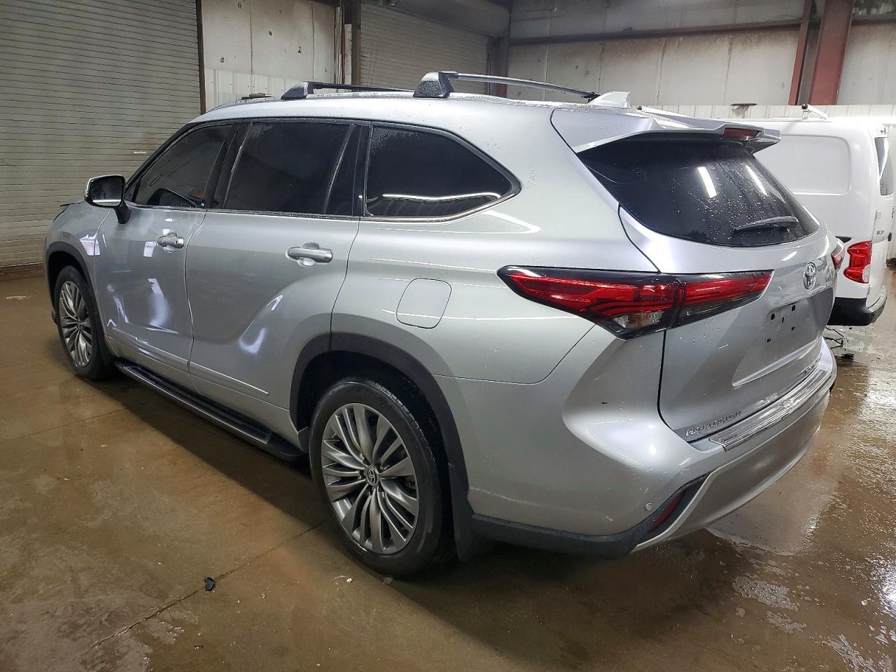 2020 Toyota Highlander Platinum - Фото 2
