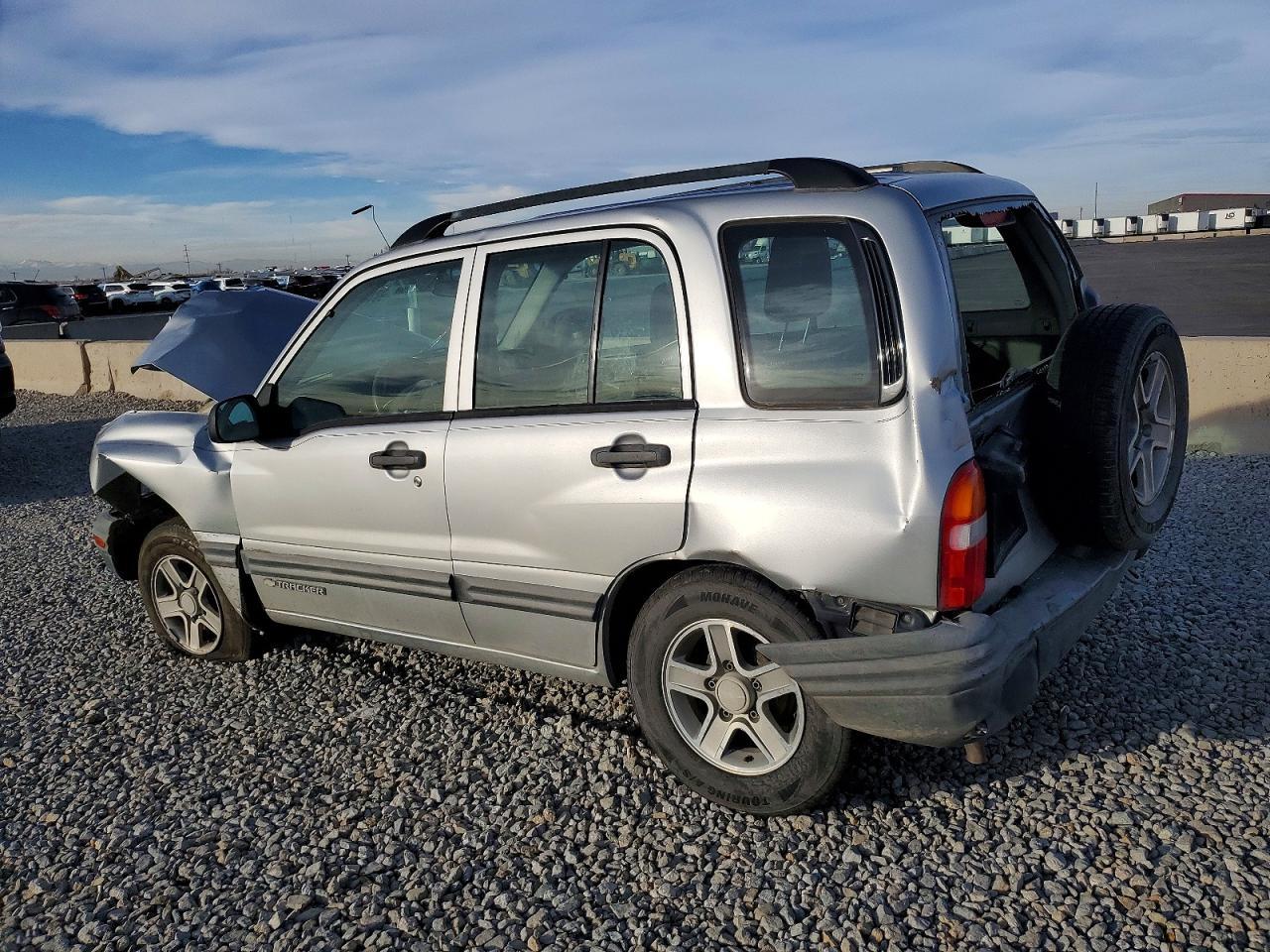 2004 Chevrolet Tracker - Image 2