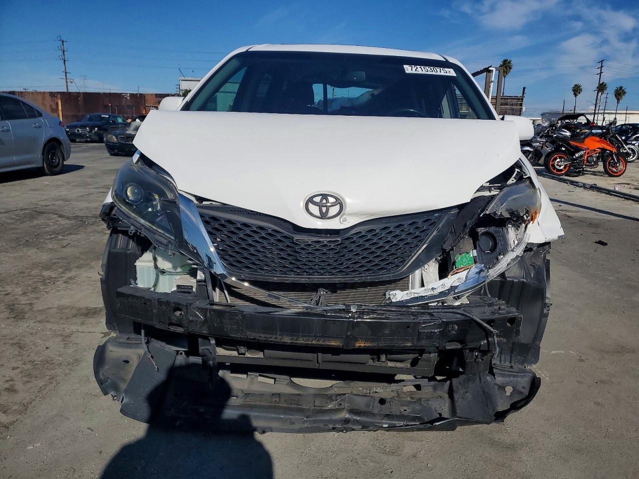 2016 Toyota Sienna Se - Фото 5