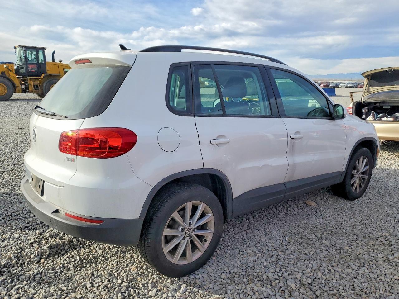 2017 Volkswagen Tiguan S - Фото 3