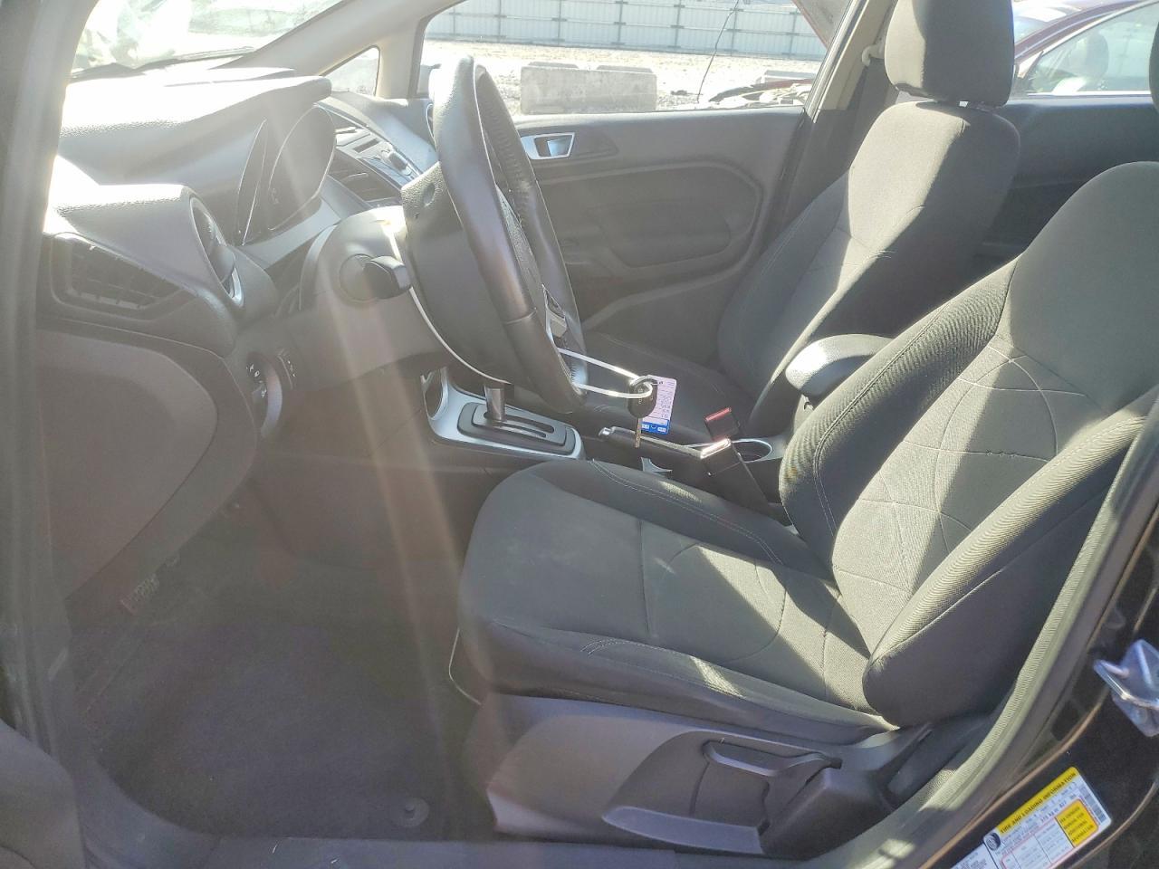 2015 Ford Fiesta Se - Фото 7