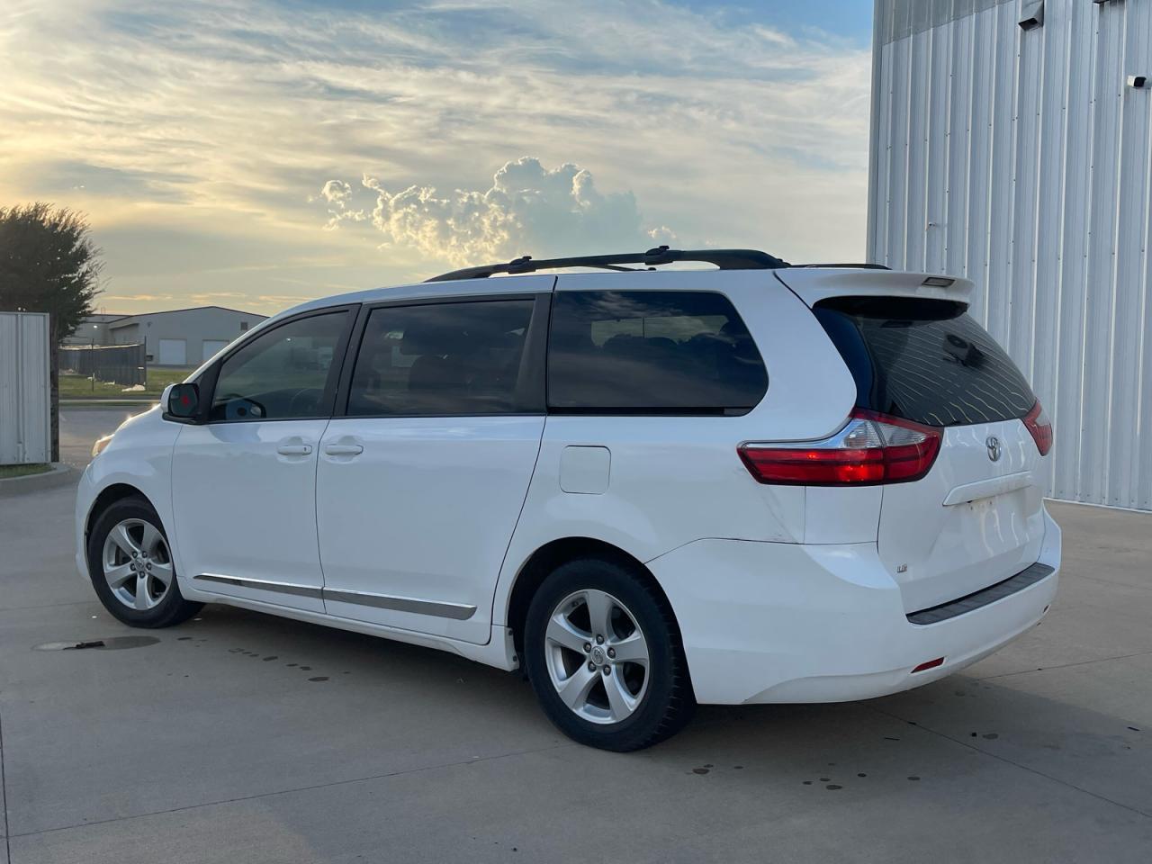 2015 Toyota Sienna Le - Image 3