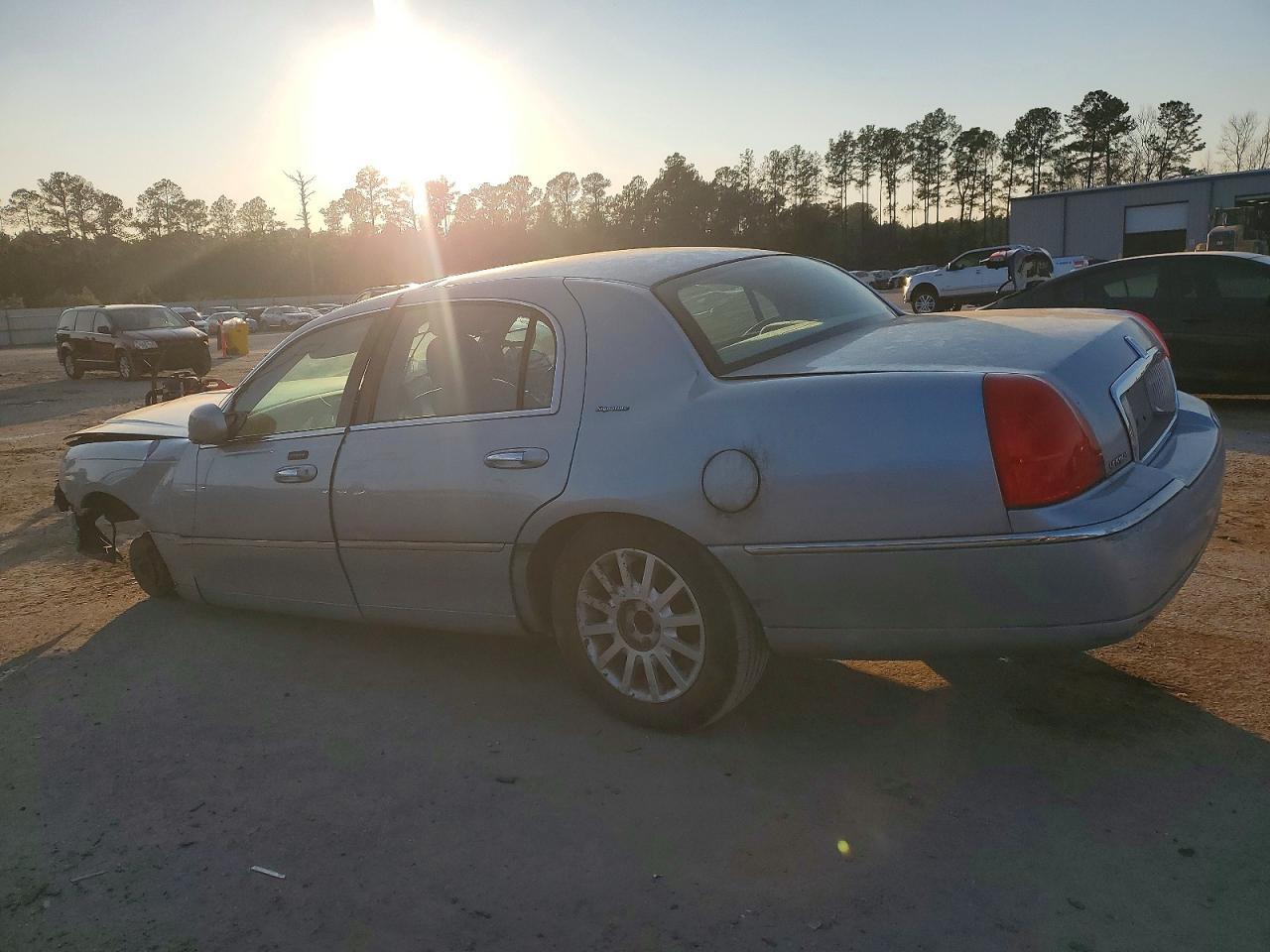 2006 Lincoln Town Car Signature - Фото 2