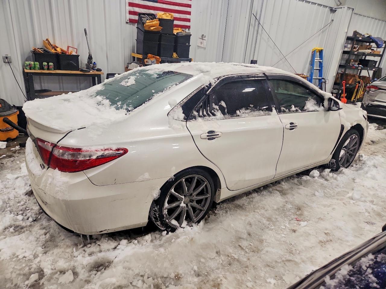 2017 Toyota Camry Le - Фото 3