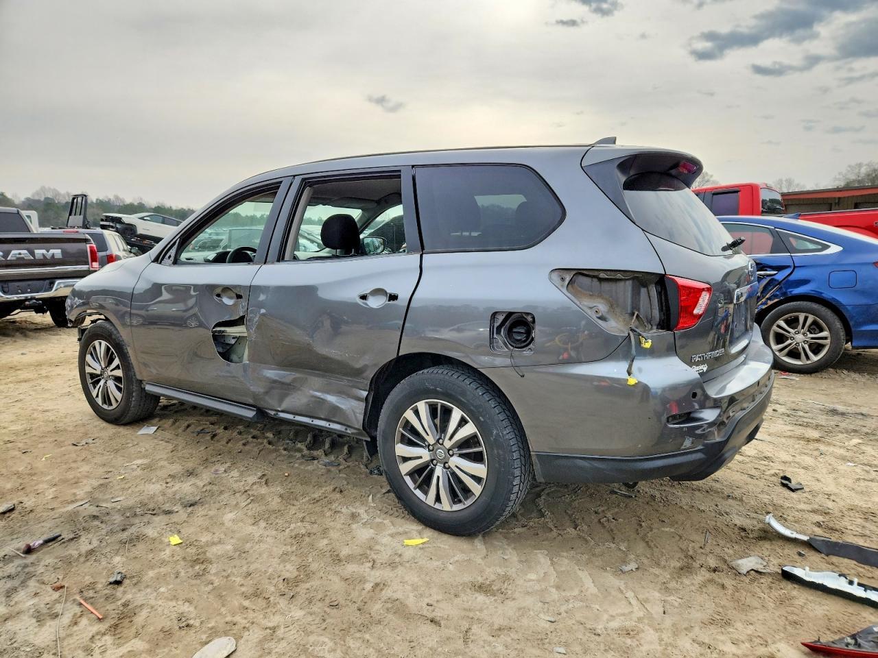 2019 Nissan Pathfinder S - Фото 2