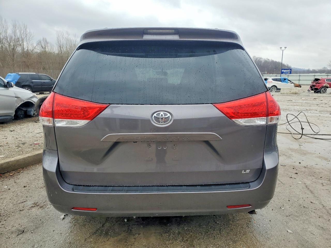 2013 Toyota Sienna Le 8-Passenger - Image 6
