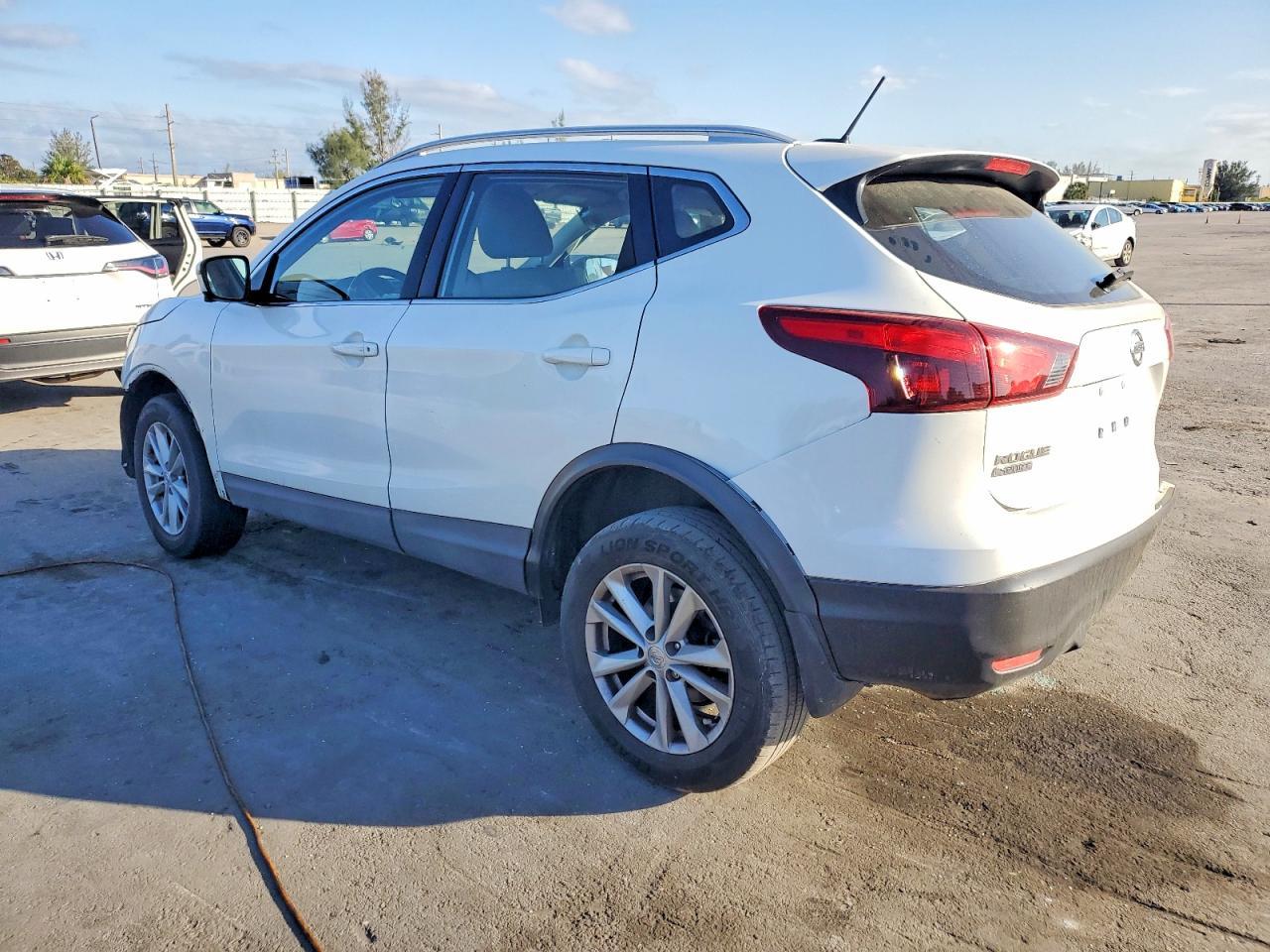 2017 Nissan Rogue Sport S - Фото 2