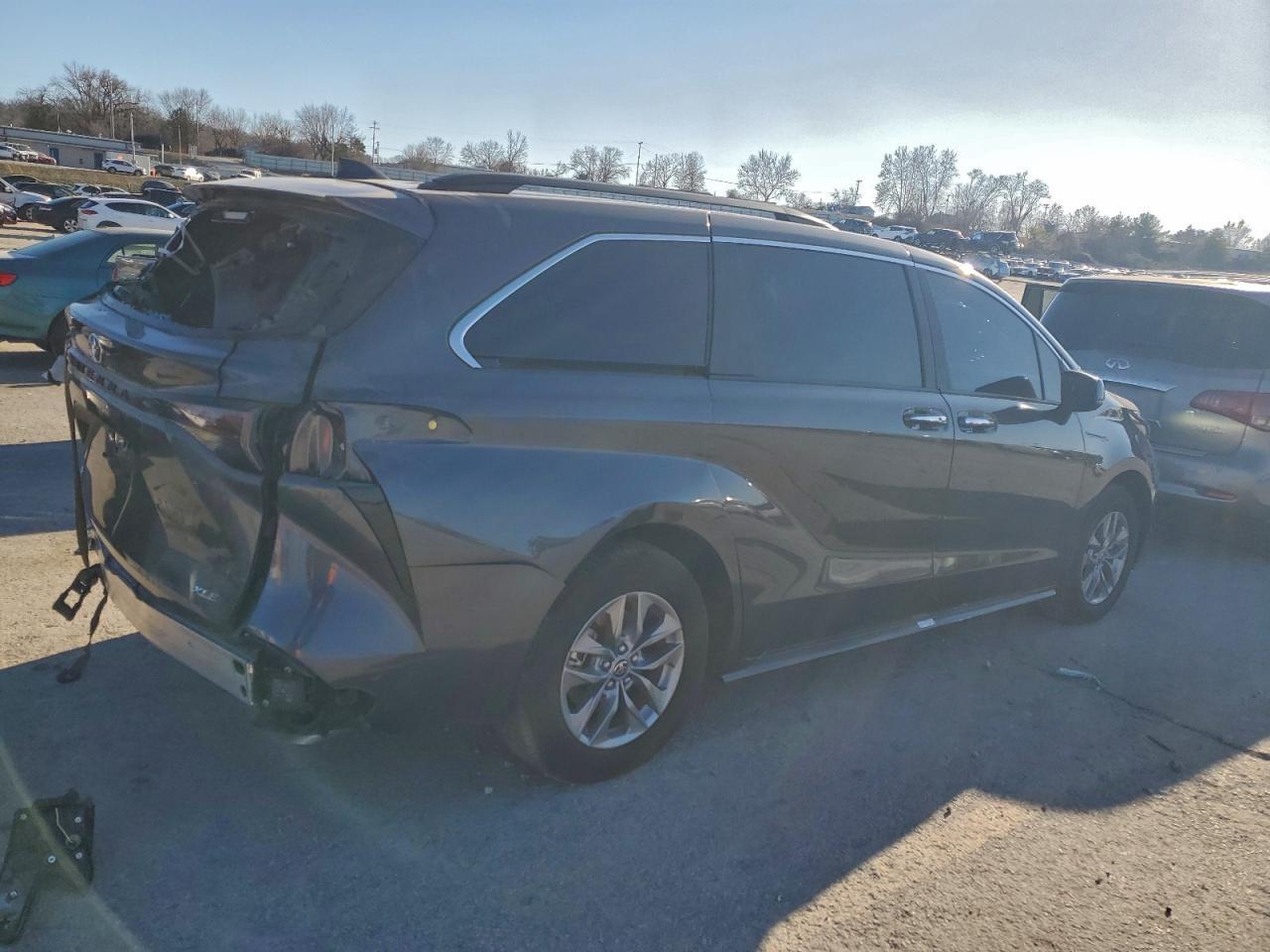 2025 Toyota Sienna Xle - Фото 3
