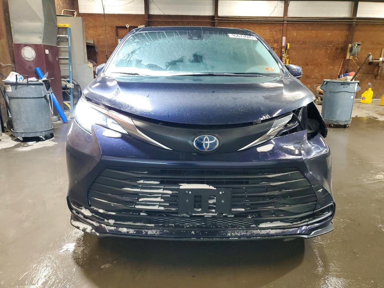 2022 Toyota Sienna Le - Image 5