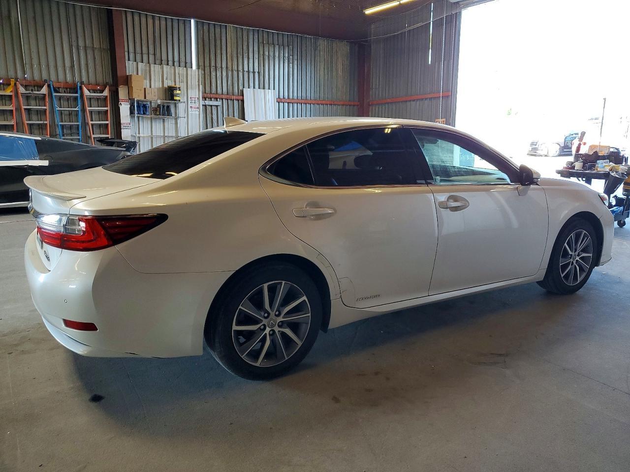 2016 Lexus Es 300H - Фото 3
