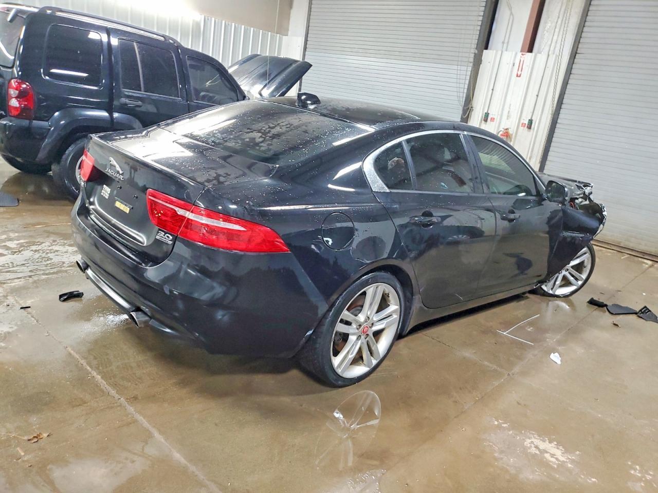 2017 Jaguar Xe Premium - Фото 3