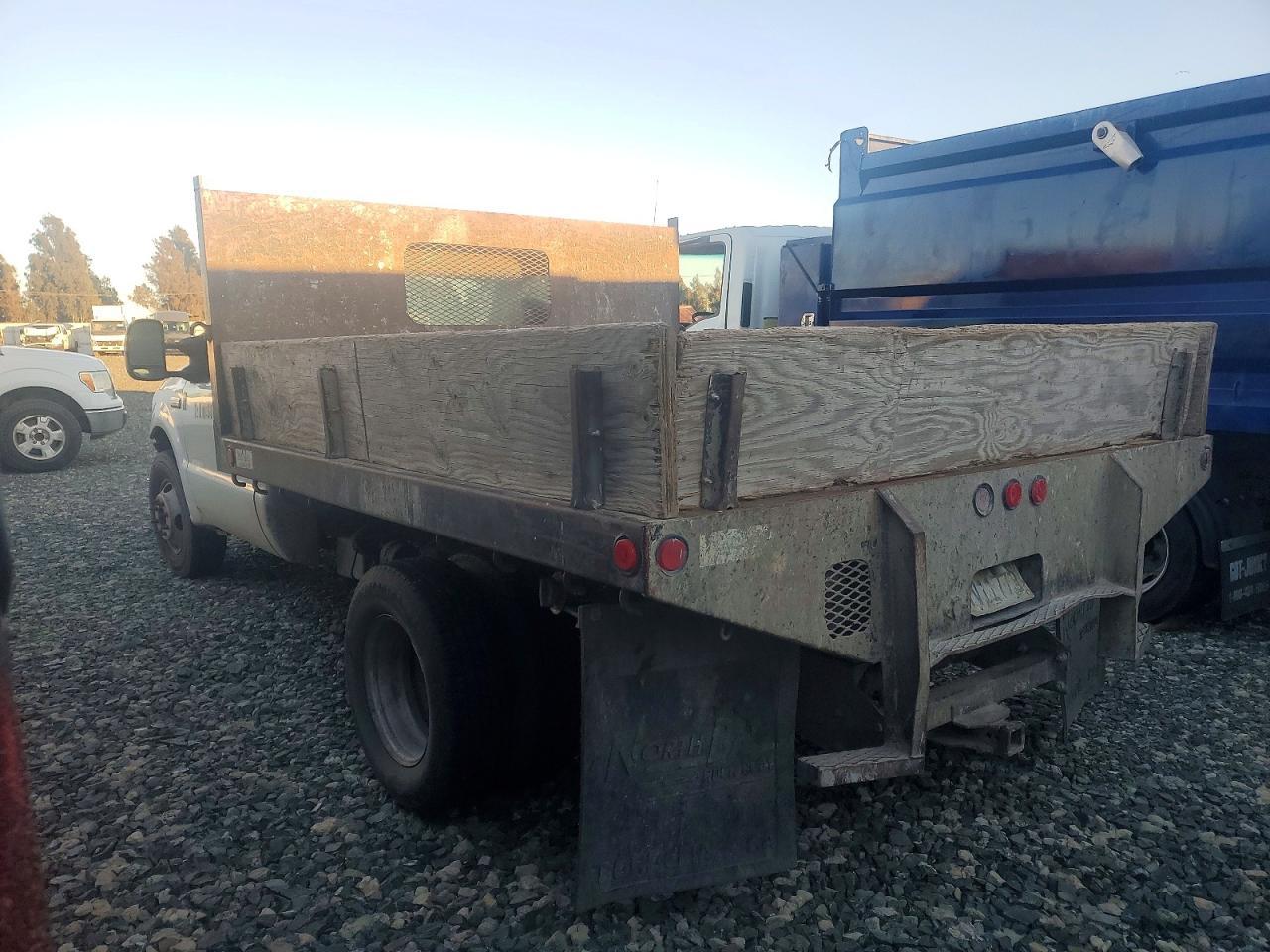 2005 Ford F350 Flatbed Truck - Фото 2