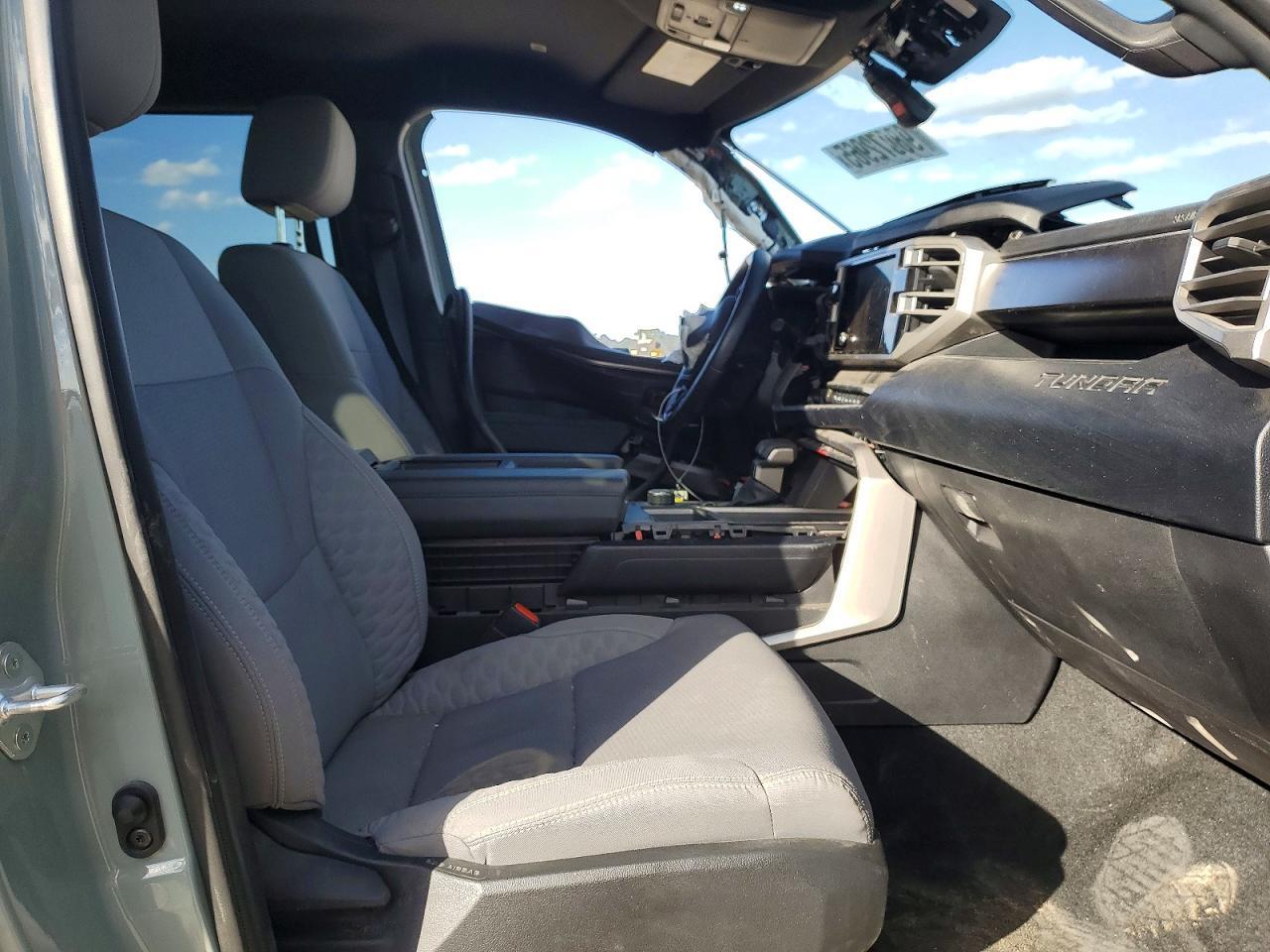 2025 Toyota Tundra Crewmax Sr5 - Image 7