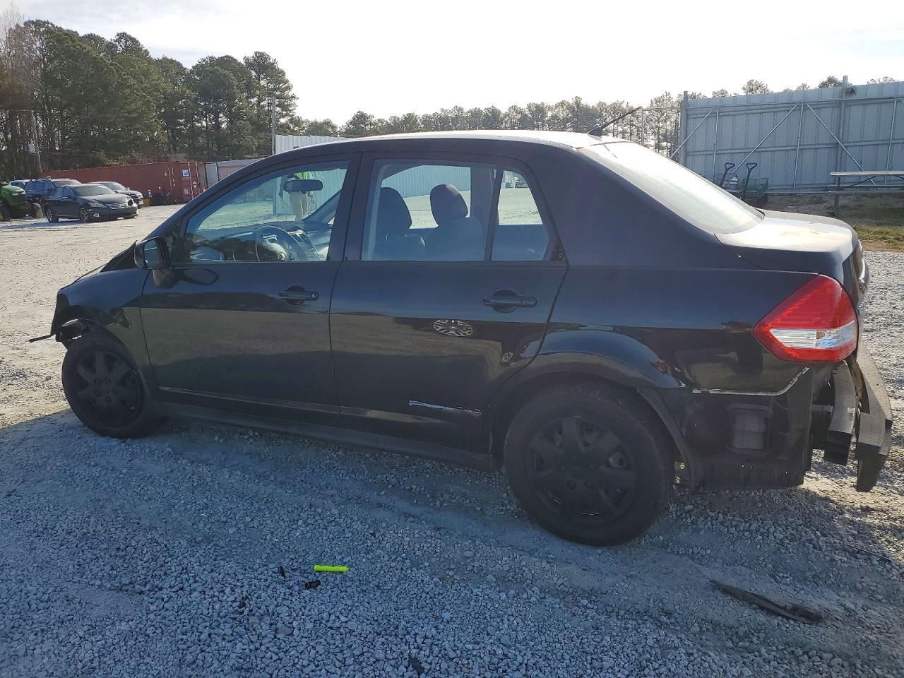 2011 Nissan Versa S - Фото 2