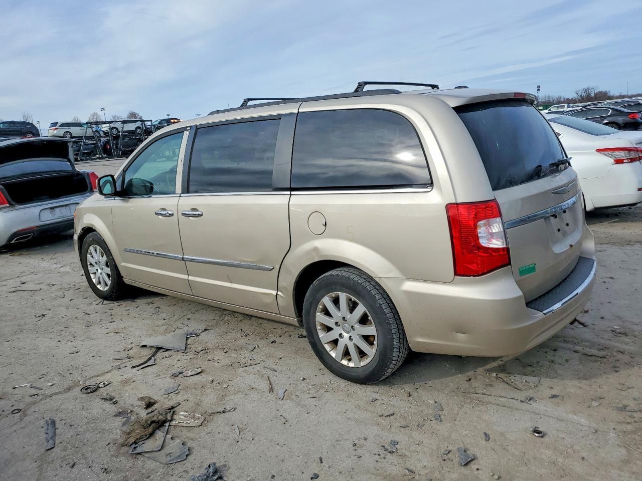 2015 Chrysler Town & Country Touring - Фото 2