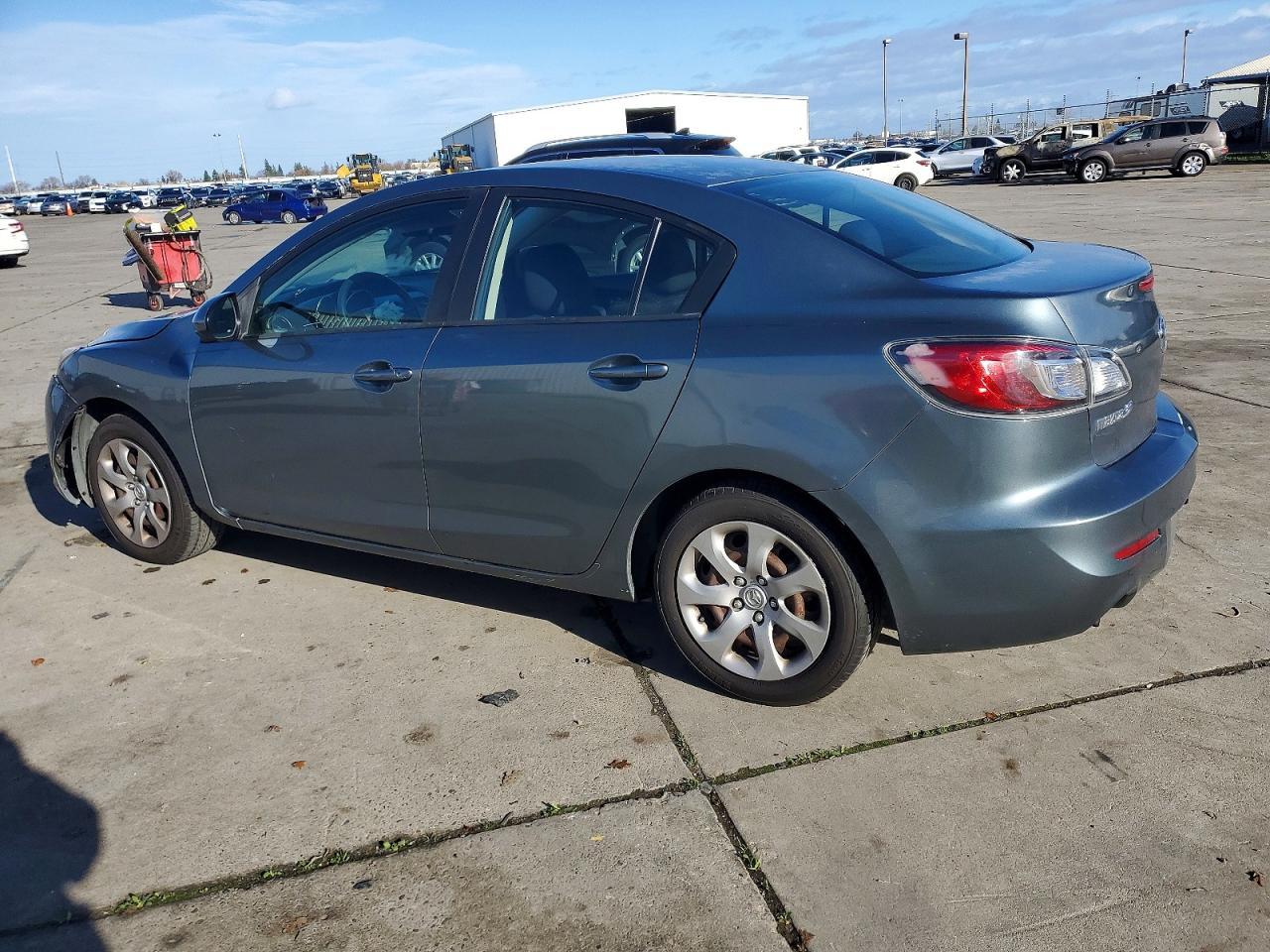 2013 Mazda 3 I - Image 2