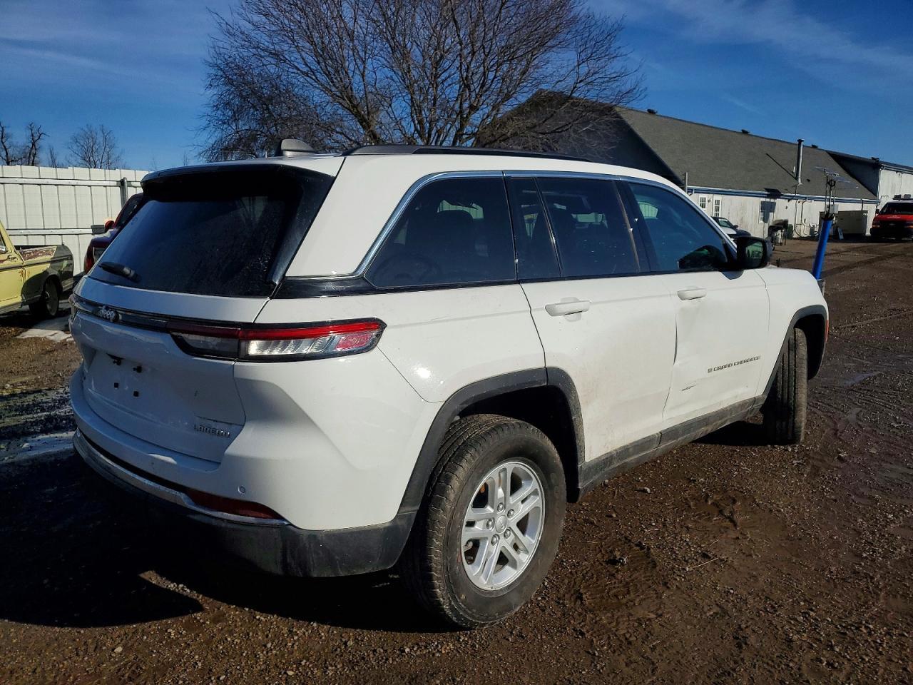 2025 Jeep Grand Cherokee Laredo - Image 3