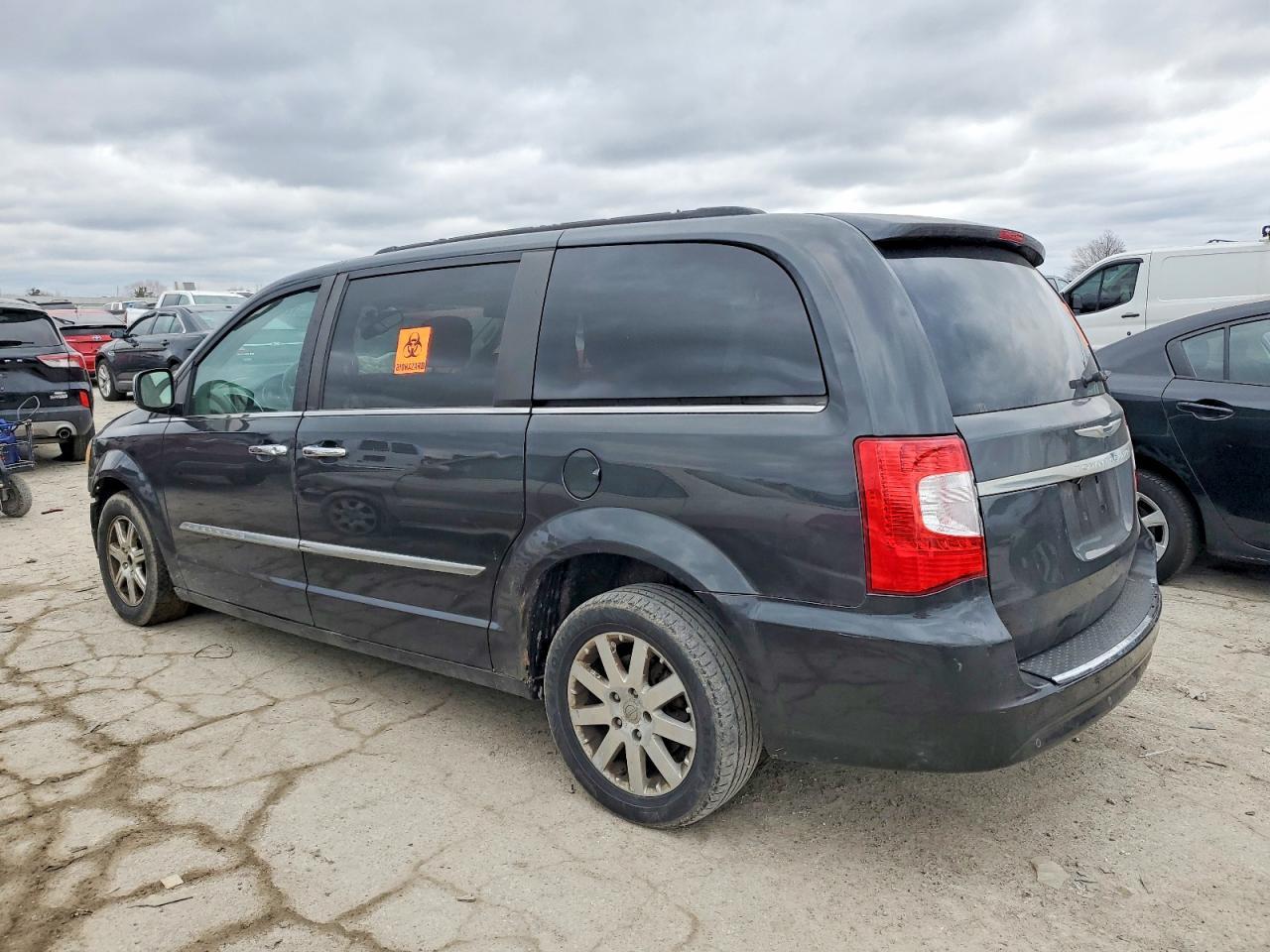 2011 Chrysler Town & Country Touring L - Фото 2